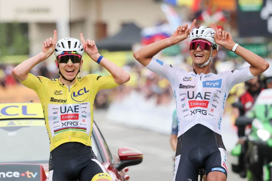 Oslavné gesto Tadeja Pogačara a&nbsp;Isaaca del Tora v&nbsp;cieli 20. etapy TdF 2026