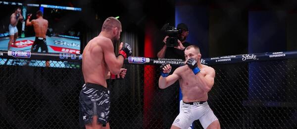 Ľudovít Klein (vpravo) v UFC