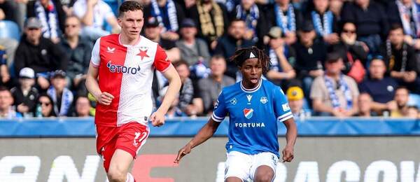 Krídelník Slavie Lukáš Provod (vľavo) a záložník Ostravy Abdullahi Bewene počas vzájomného duelu FC Baník Ostrava vs. SK Slavia Praha v 28. kole českej Chance Ligy 2025/2026