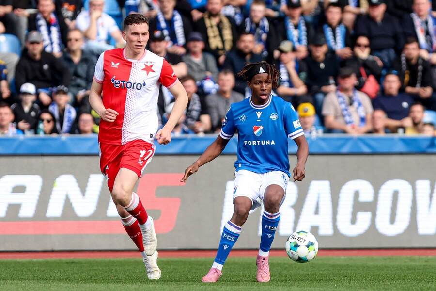 Krídelník Slavie Lukáš Provod (vľavo) a&nbsp;záložník Ostravy Abdullahi Bewene počas vzájomného duelu FC Baník Ostrava vs. SK Slavia Praha v&nbsp;28. kole českej Chance Ligy 2025/2026