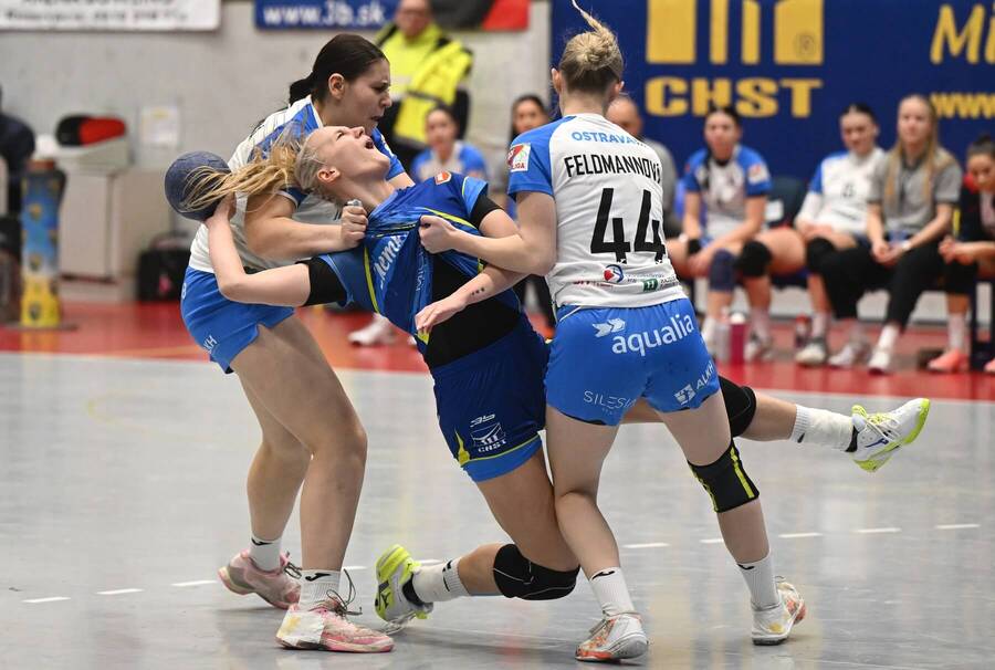 Alena Dvorščáková z&nbsp;Michaloviec (v strede) počas súboja MOL ligy.
