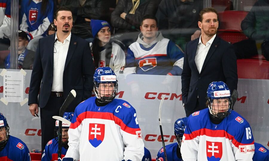 Tréner František Štolc (vľavo) s&nbsp;hráčmi Slovenska do&nbsp;18 rokov.
