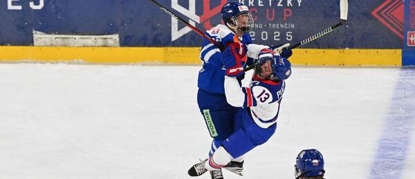 Súboj dvoch hráčov na Hlinka Gretzky Cup 2025.