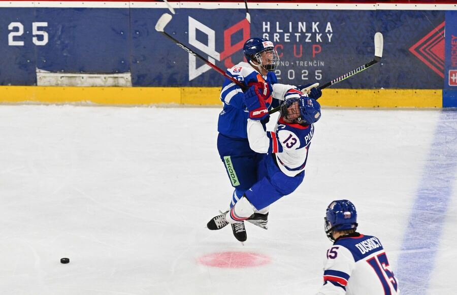 Súboj dvoch hráčov na&nbsp;Hlinka Gretzky Cup 2025.
