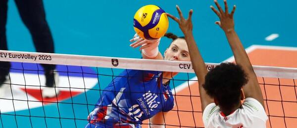 Slovenka Tereza Hrušecká (v modrom drese) počas zápasu Francúzsko vs. Slovensko na ME vo volejbale žien 2023