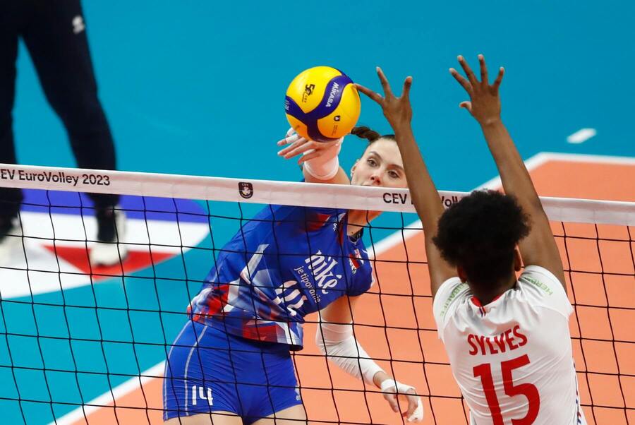 Slovenka Tereza Hrušecká (v modrom drese) počas zápasu Francúzsko vs. Slovensko na&nbsp;ME vo&nbsp;volejbale žien 2023