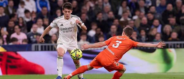 Arda Guler (Real Madrid) s loptou proti Aihenovi Munozovi.