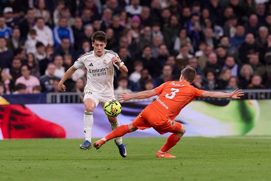 Arda Guler (Real Madrid) s&nbsp;loptou proti Aihenovi Munozovi.