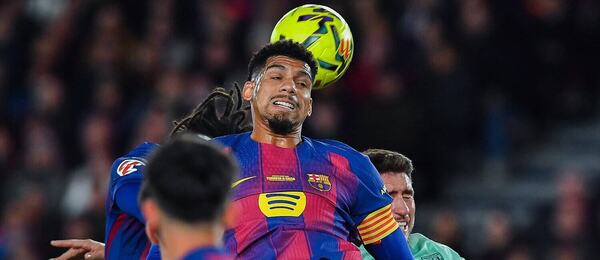 Vo výskoku futbalista Barcelony Ronald Araujo.