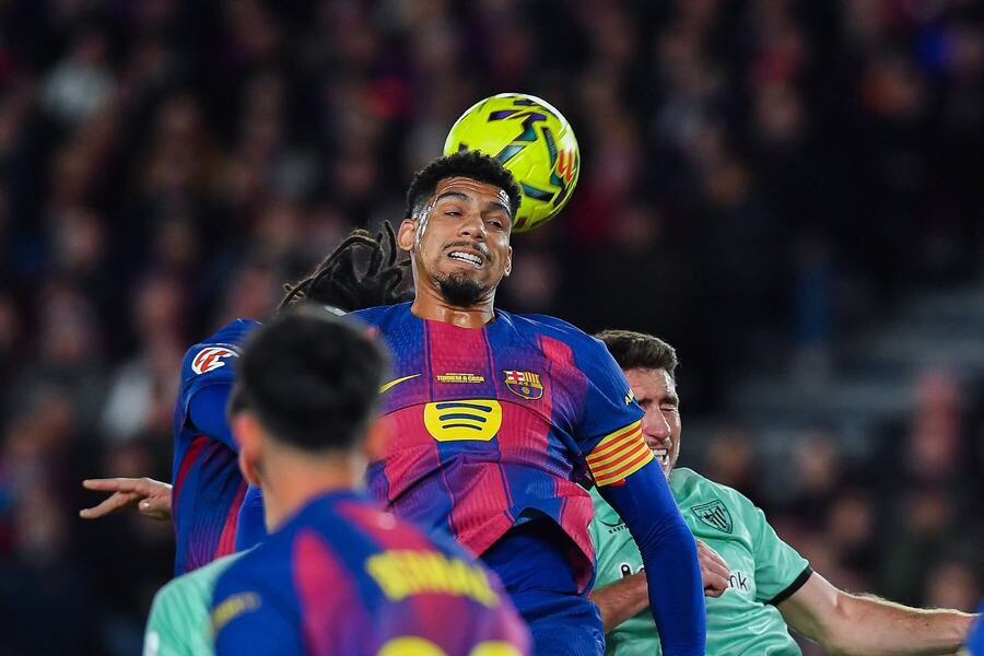 Vo výskoku futbalista Barcelony Ronald Araujo.