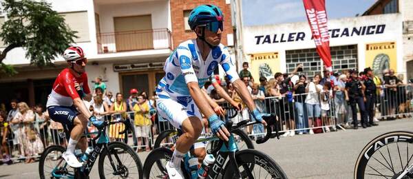 Lorenzo Fortunato z tímu XDS Astana Team v bodkovanom drese na Vuelte 2026