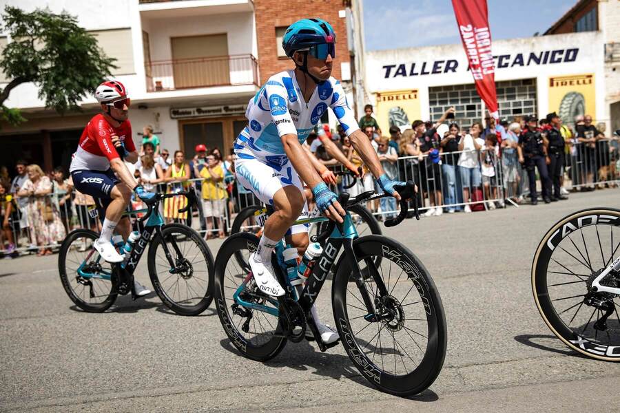 Lorenzo Fortunato z&nbsp;tímu XDS Astana Team v&nbsp;bodkovanom drese na&nbsp;Vuelte 2026