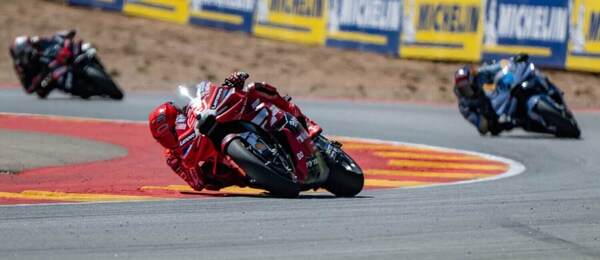 Jazdci MotoGP na okruhu MotorLand Aragón.