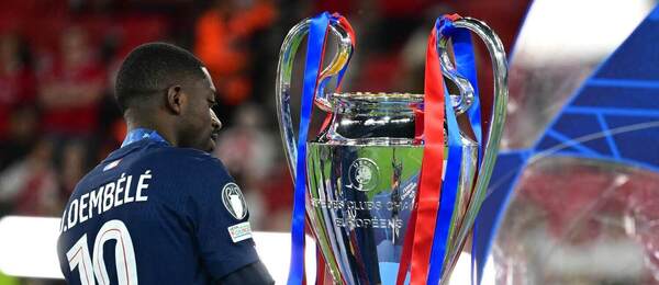 Ousmane Dembelé berie trofej pre víťaza Ligy majstrov UEFA.
