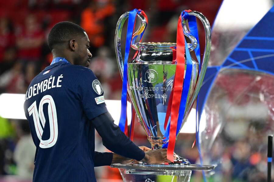 Ousmane Dembelé berie trofej pre&nbsp;víťaza Ligy majstrov UEFA.