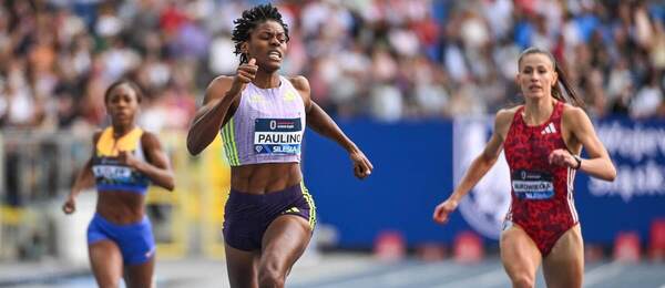 Marileidy Paulino (uprostred) počas pretekov v behu na 400 m na augustovom mítingu Diamantovej ligy 2026 v poľskom Chorzówe