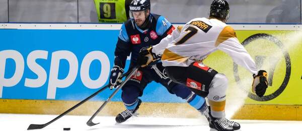 Obranca Zach Osburn (vľavo) počas 1. kola Ligy majstrov Nitra vs. Skelleftea.