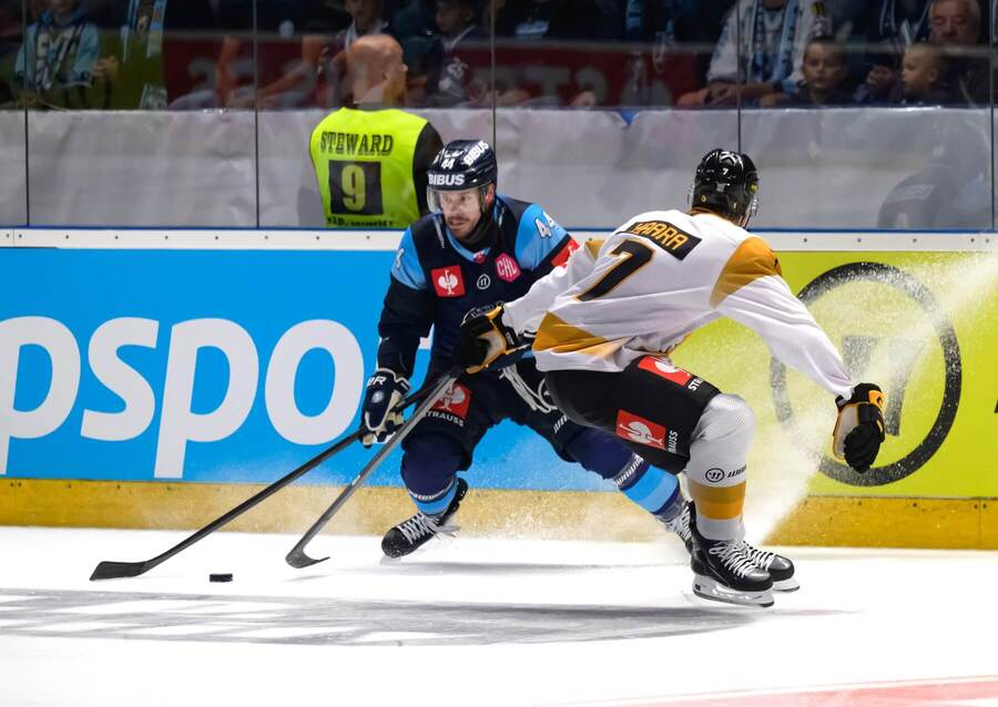 Obranca Zach Osburn (vľavo) počas 1.&nbsp;kola Ligy majstrov Nitra vs. Skelleftea.