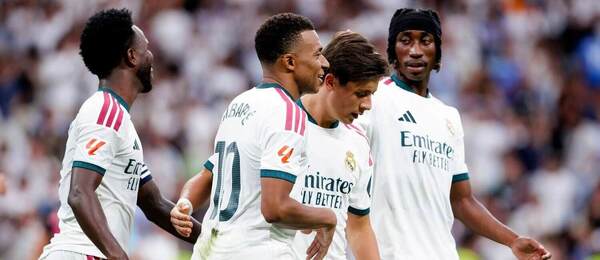 Kylian Mbappé so spoluhráčmi z Realu Madrid.