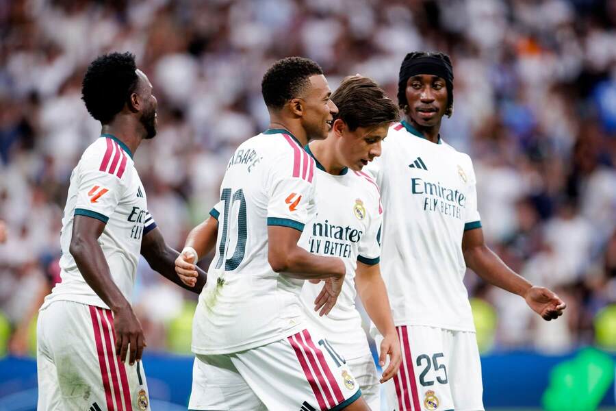 Kylian Mbappé so&nbsp;spoluhráčmi z&nbsp;Realu Madrid.