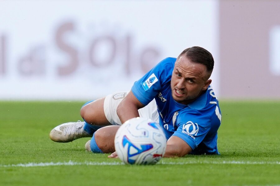 Na trávniku leží Stanislav Lobotka, hráč SSC Neapol.