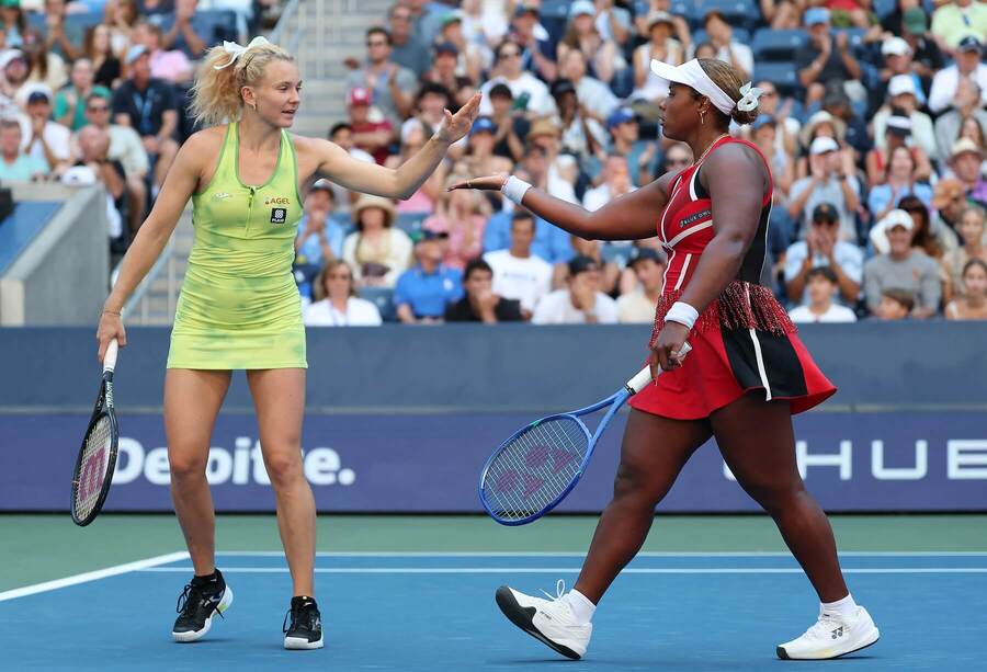 Taylor Townsendo zo&nbsp;Spojených štátov a&nbsp;Kateřina Siniaková z&nbsp;Češka na&nbsp;US Open 2026