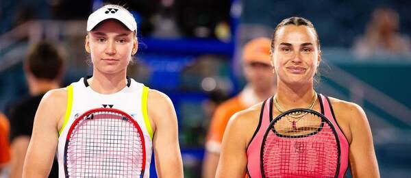 Elena Rybakina (v bielom) a Aryna Sabalenka