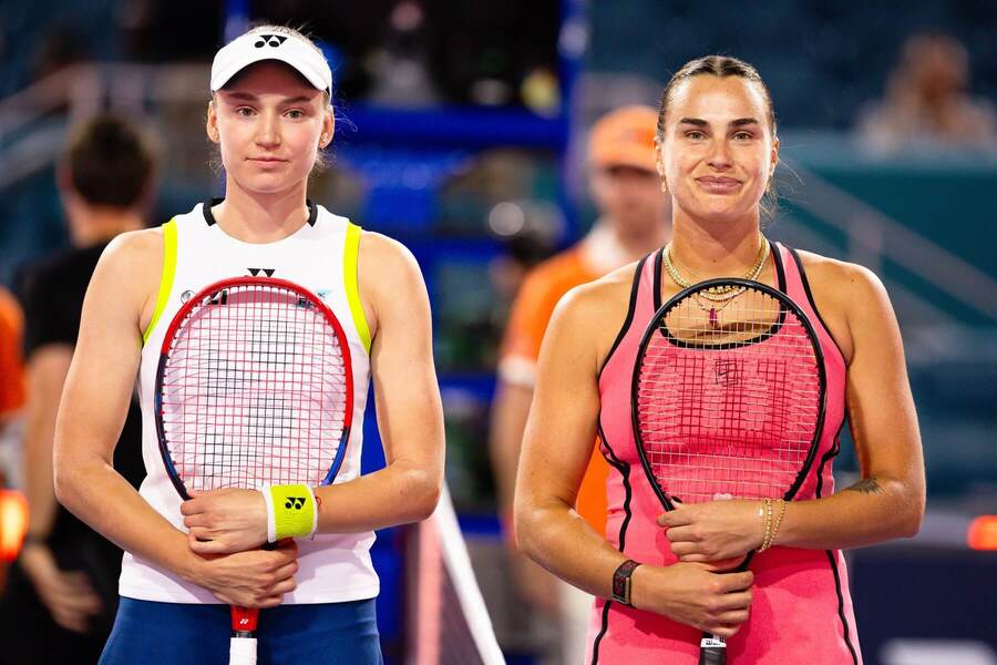 Elena Rybakina (v bielom) a&nbsp;Aryna Sabalenka