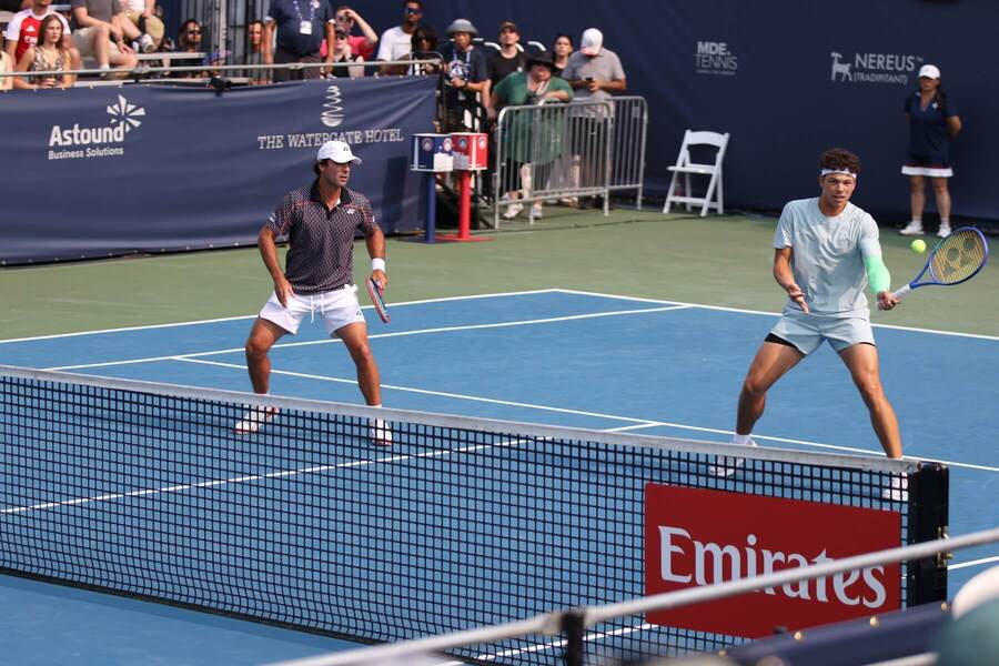 Tenisti Harrison a&nbsp;Skupski počas štvorhry.
