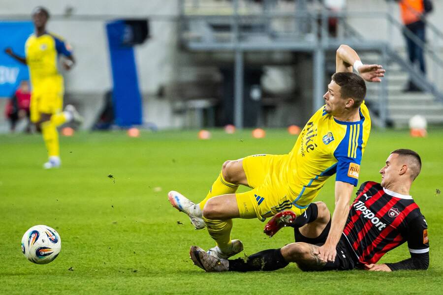 Daniel Magda z&nbsp;Košíc padá k&nbsp;zemi v&nbsp;súboji s&nbsp;Timotejom Kudličkom.