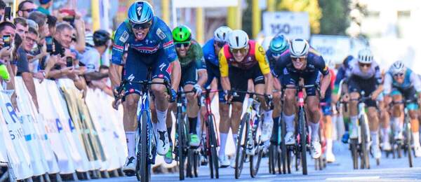 Šprint cyklistov v závere prvej etapy na Okolo Slovenska 2026, v popredí Francúz Paul Magnier