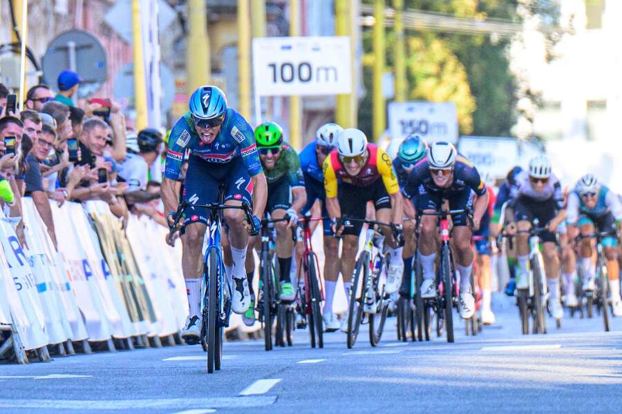 Šprint cyklistov v&nbsp;závere prvej etapy na&nbsp;Okolo Slovenska 2026, v&nbsp;popredí Francúz Paul Magnier