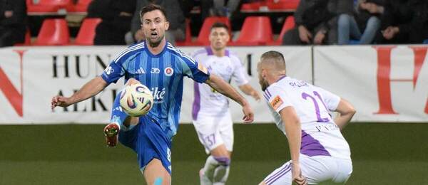Andraž Šporar a jeho manéver s loptou pred Róbertom Pillárom z Komárna.