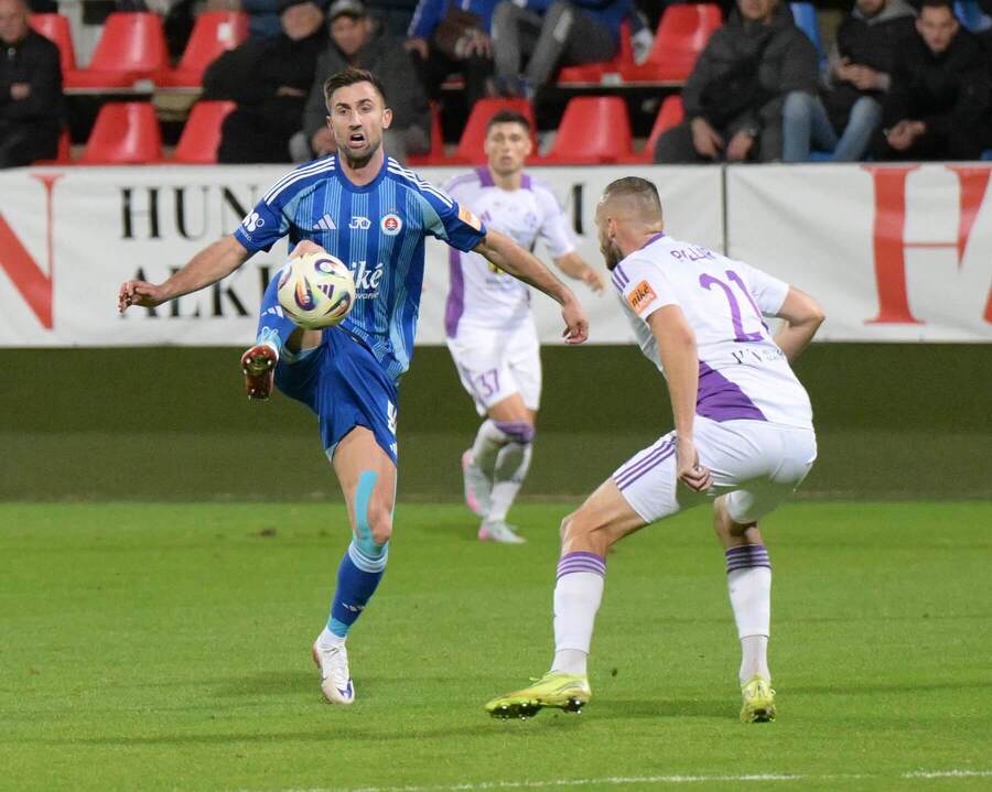Andraž Šporar a&nbsp;jeho manéver s&nbsp;loptou pred&nbsp;Róbertom Pillárom z&nbsp;Komárna.