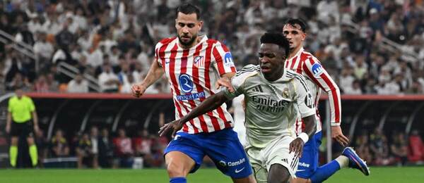 Vinicius Junior z Realu Madrid v zápase proti Dávidovi Hanckovi z Atletica Madrid