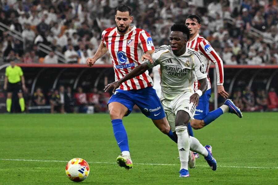 Vinicius Junior z&nbsp;Realu Madrid v&nbsp;zápase proti Dávidovi Hanckovi z&nbsp;Atletica Madrid