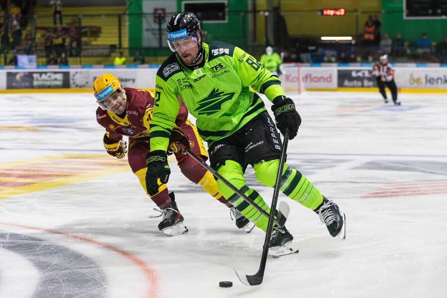 Brett Ritchie z&nbsp;Vlci Žilina v&nbsp;súboji s&nbsp;protihráčom Dukly Trenčín.