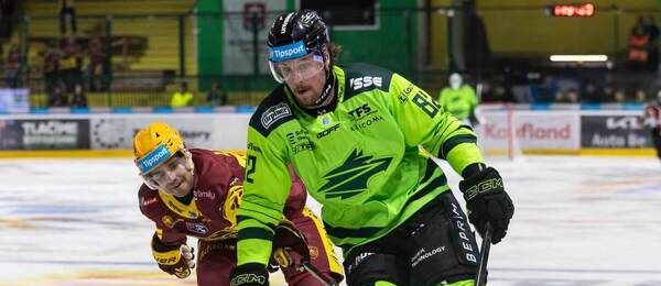 Brett Ritchie z Vlci Žilina v súboji s protihráčom Dukly Trenčín.