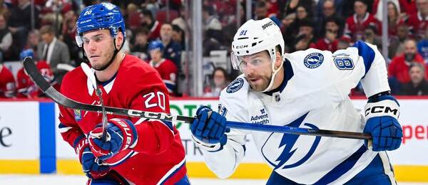 Slováci Juraj Slafkovský a Erik Černák v zápase NHL.