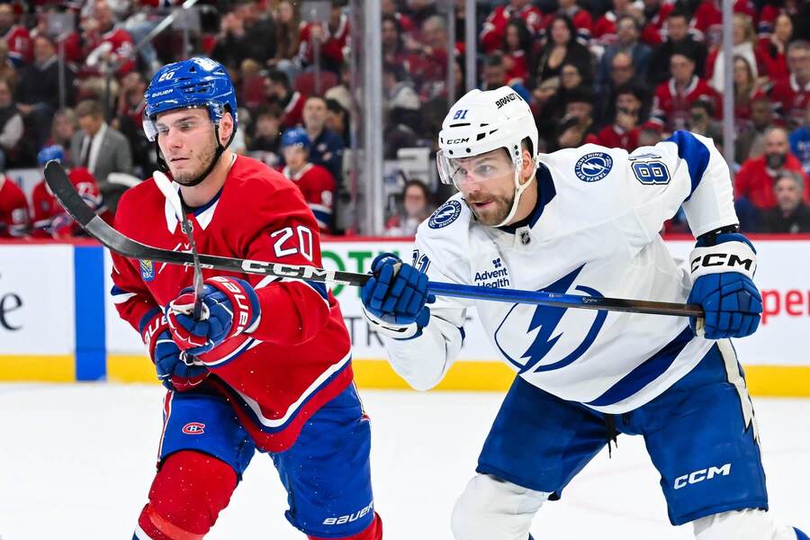 Slováci Juraj Slafkovský a&nbsp;Erik Černák v&nbsp;zápase NHL.