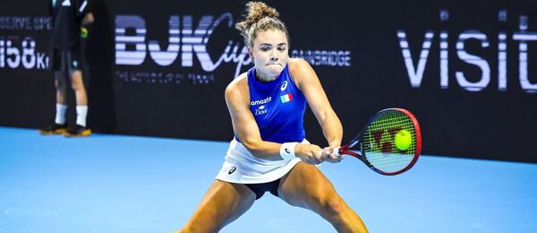 Talianska tenistka Jamine Paolini počas dvojhry s Číňankou Wang Xinyu vo štvrťfinálovom zápase Taliansko vs. Čína v rámci finálového turnaja Billie Jean King Cup 2025