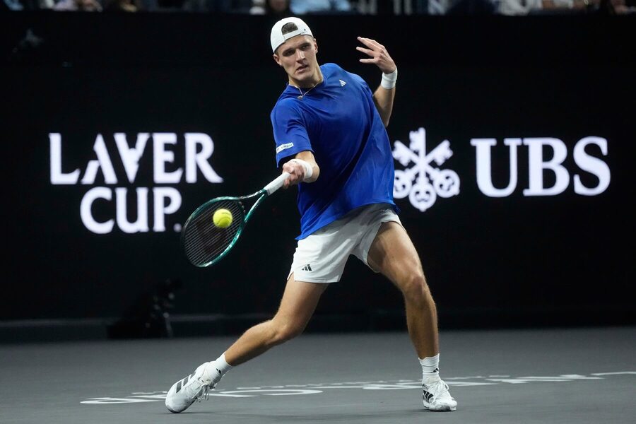 Jakub Menšík (na obrázku) odohrá dnes na&nbsp;Laver Cupe zápas proti Američanovi Nakashimovi