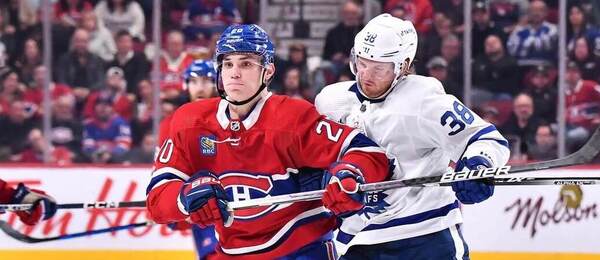 Juraj Slafkovský (Montreal Canadiens) v súboji s Rasmusom Sandinom (Toronto Maple Leafs).