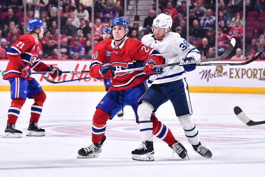 Juraj Slafkovský (Montreal Canadiens) v&nbsp;súboji s&nbsp;Austonom Matthewsom (Toronto Maple Leafs)..