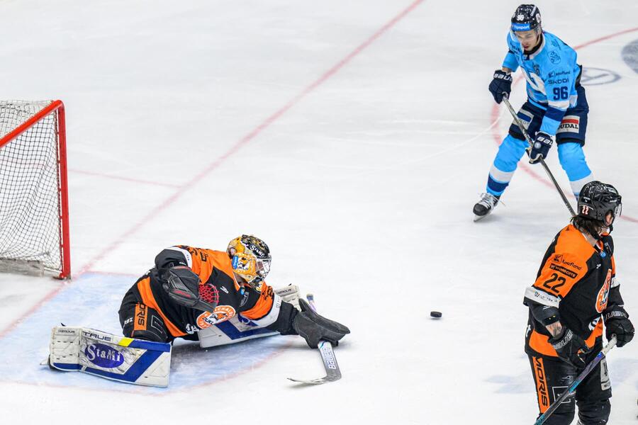 Zľava brankár Roman Durný (Michalovce), Ondrej Molnár (Nitra) a&nbsp;Jacob Reid Virtanen (Michalovce)