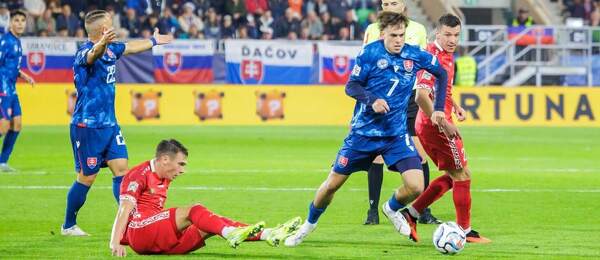 Útočník Leo Sauer v reprezentačnom drese Slovenska v zápase proti Moldavsku.