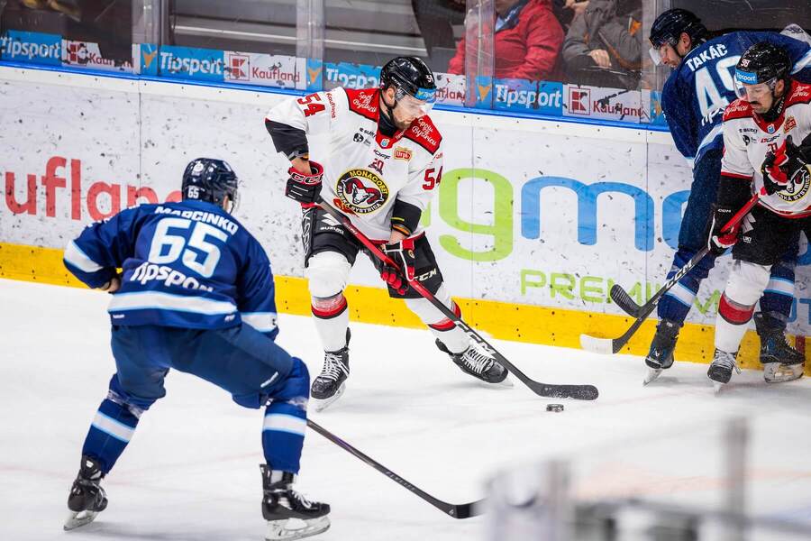 HC Slovan Bratislava vs. HC 05 Banská Bystrica, pri&nbsp;puku Boris Česánek