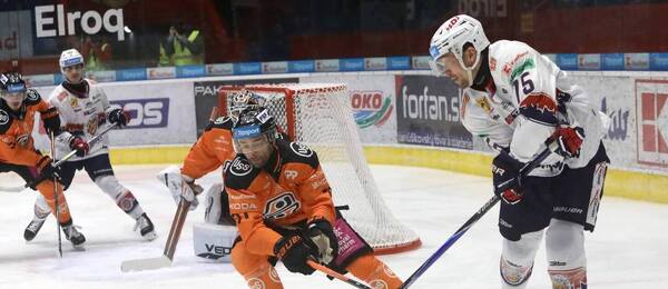 Eduard Šedivý v drese HC Košice v súboji proti Patrikovi Marcinekovi z HKM Zvolen.