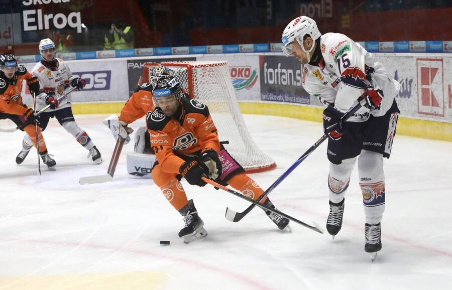 Eduard Šedivý v&nbsp;drese HC Košice v&nbsp;súboji proti Patrikovi Marcinekovi z&nbsp;HKM Zvolen.