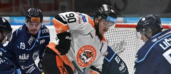 Matt Boucher v drese HK Dukla Michalovce v obkľúčení protihráčov zo Slovanu Bratislava.